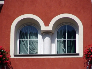 1383071_window_in_the_facade_of_dolomite_house